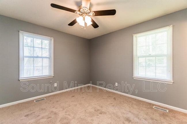 Building Photo - 663 Raymond Dr