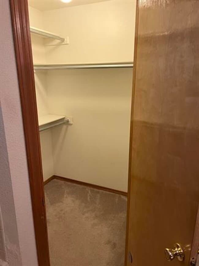 Building Photo - Lovely 3 Bedroom 2 bathroom home with pool