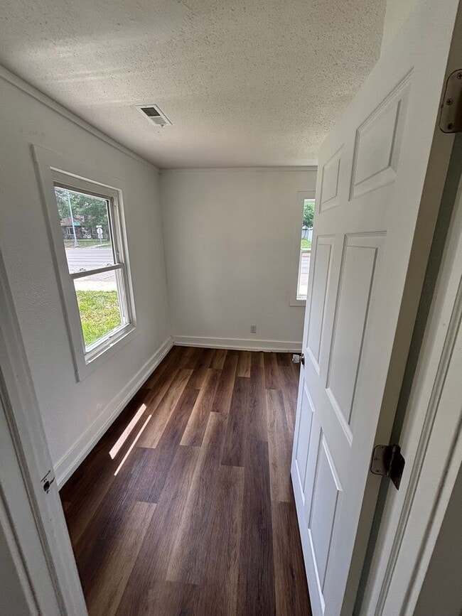 Building Photo - Big Backyard, Cozy Feel