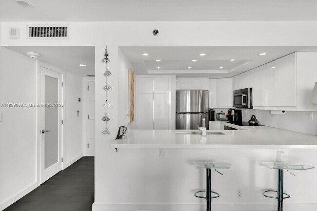 Building Photo - 400 South Pointe Dr