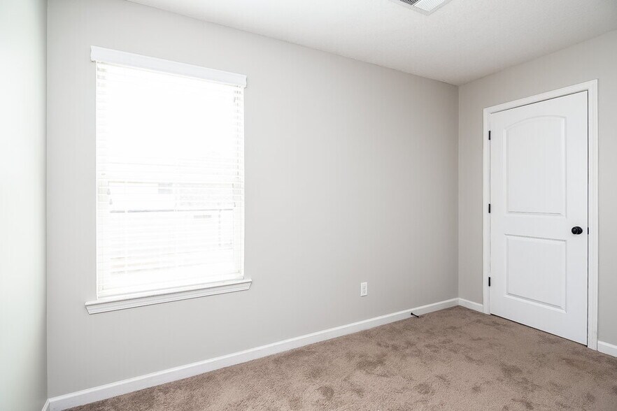 Building Photo - 40 Willow Springs Ln