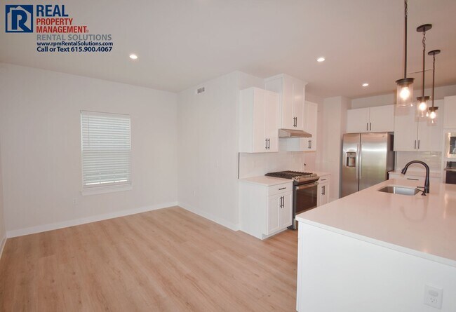 Building Photo - Amazing, modern and spacious home! 4 bd, 2...