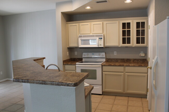 Kitchen - 216 Whitehaven Cir