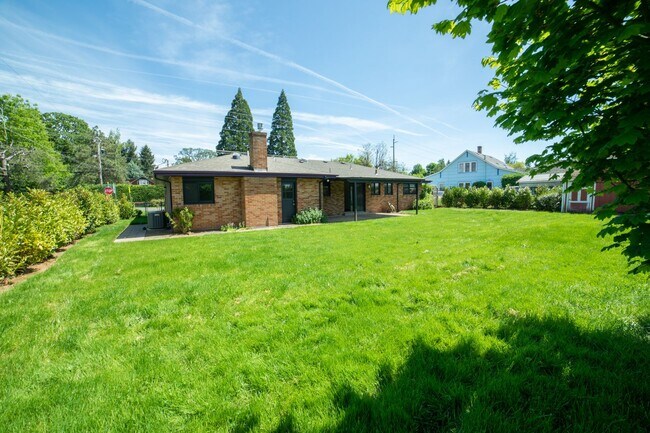 Building Photo - Large One Level Oregon City Home