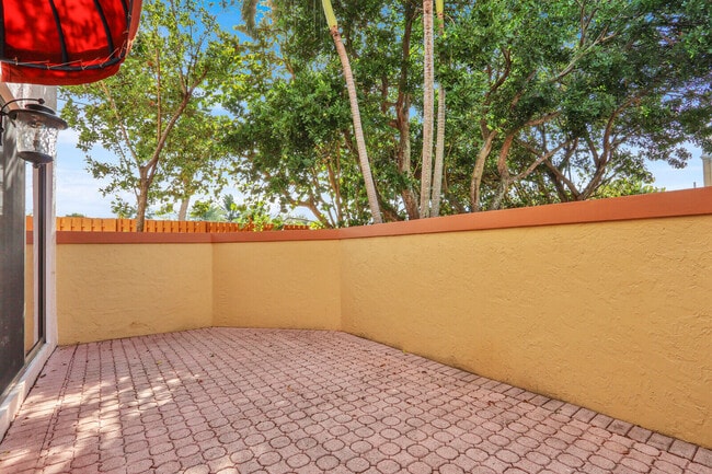 Building Photo - 52 Uno Lago Dr