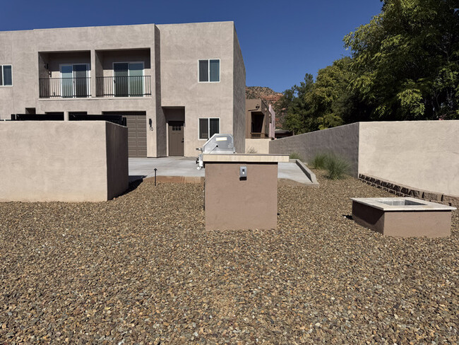 Building Photo - 3Bed/2.5Bath Townhouse in Sedona! $199 MOV...