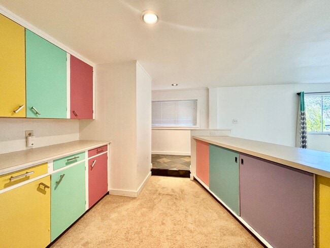 Building Photo - Stunning Mountain View Mid-Century Home in Prestigious Clyde Hill