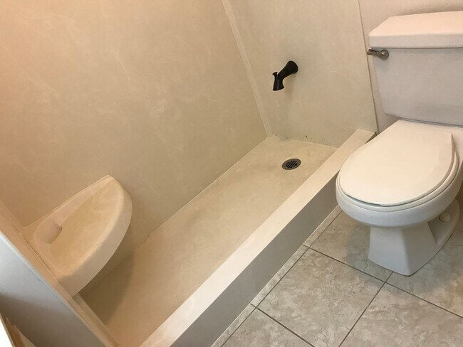Building Photo - Royal Capitol Plaza 1 bedroom unit