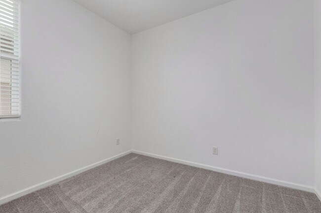 Building Photo - Charming 3-Bed Rental with Spacious Yard