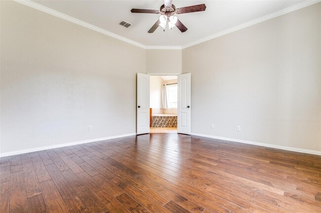Building Photo - 14625 Riverside Dr