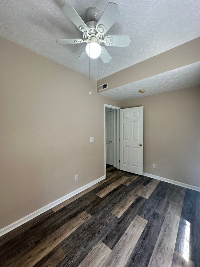 Building Photo - 2BR/2BA Updated Condo in Prospect Glen Vil...