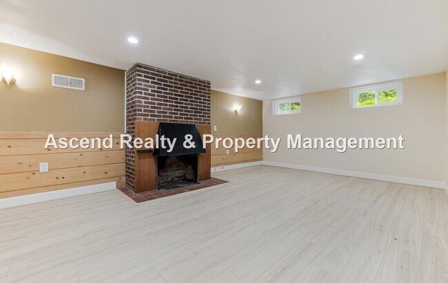 Building Photo - Available NOW! 3 Level 4bed/3bath Convenie...