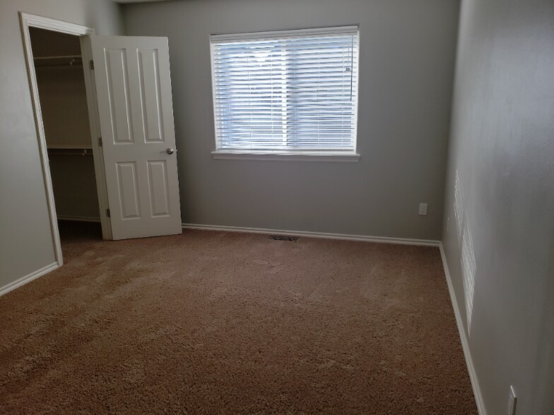 Building Photo - 710 S 88th Ave