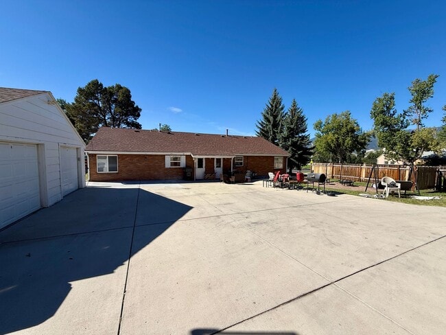Building Photo - 1304-1308 E Pikes Peak Ave