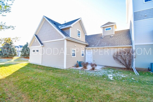 Building Photo - Spacious 3 Bedroom townhome with loft in Urbandale