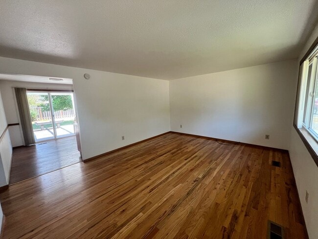 Building Photo - 3 Bedroom, 1 bath House in NW Corvallis of off Circle Blvd
