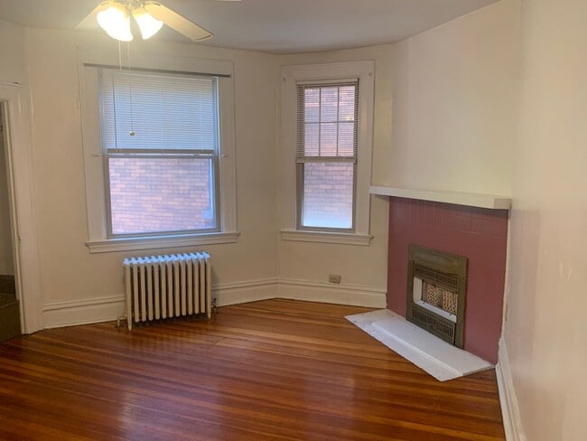 Building Photo - Spacious Two Story duplex on Walnut Street!