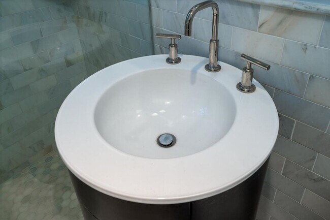 Building Photo - Downtown Cottage- Fully Furnished