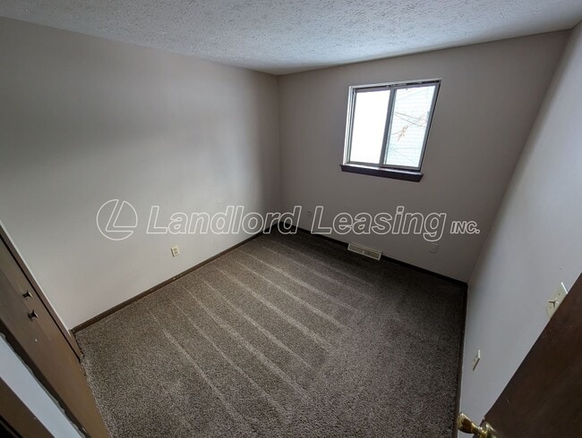 Building Photo - North Ridgeville Split Level with New Kitchen and Updates!