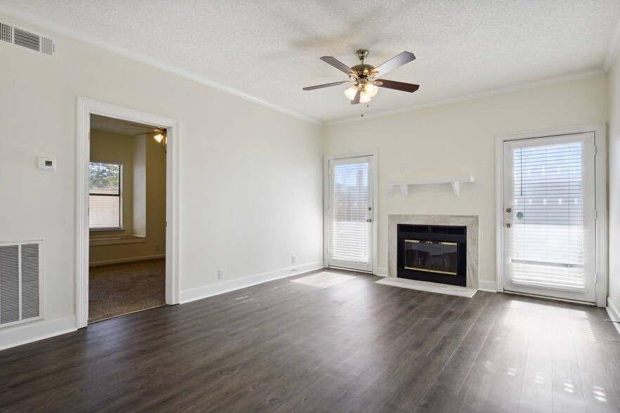 Living Room in Downstairs Apt - Siegen Oaks