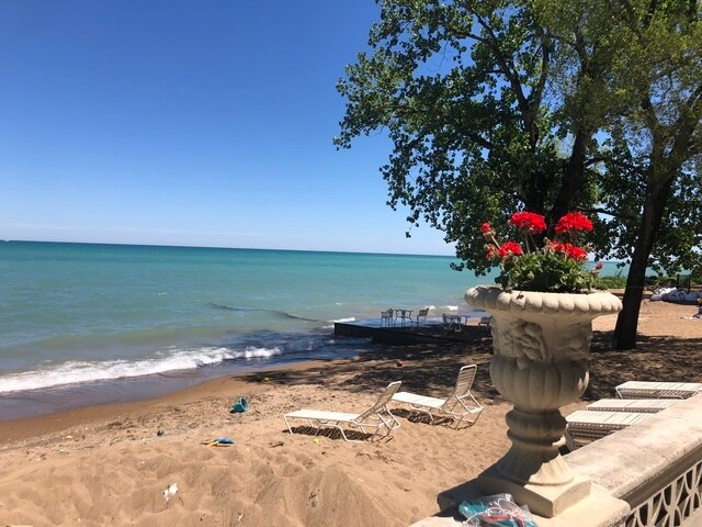 Building Photo - 1205 W Sherwin Ave