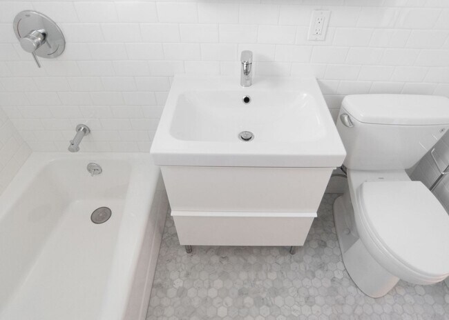Building Photo - This beautifully updated  1 bed / 1 bath a...