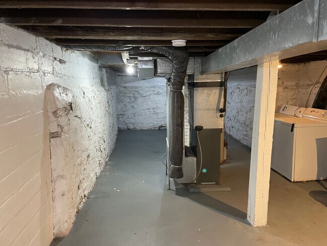Building Photo - Great 2 bedroom plus den in a two-level ho...