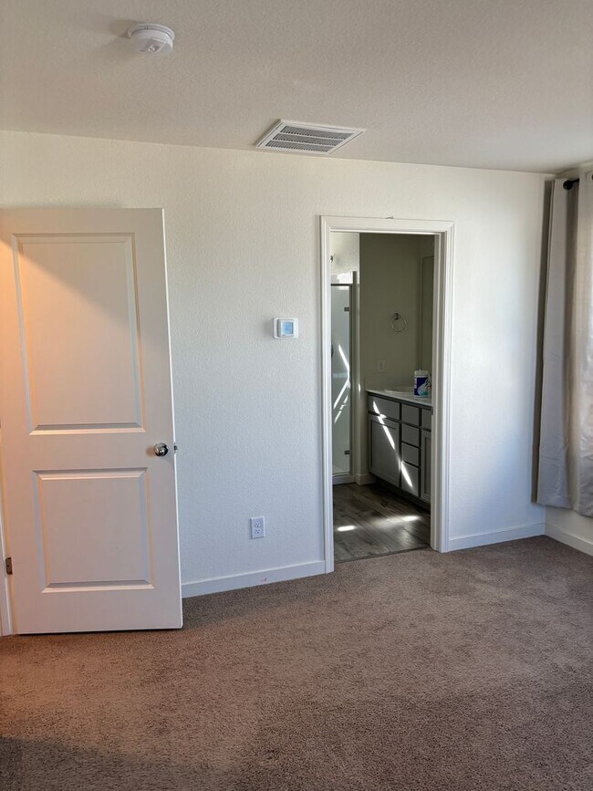Building Photo - MOVE IN SPECIAL - 1/2 OFF THE 1ST MONTH RENT FOR QUALIFIED APPLICANT(S) AND RENTAL AMOUNT JUST RE...