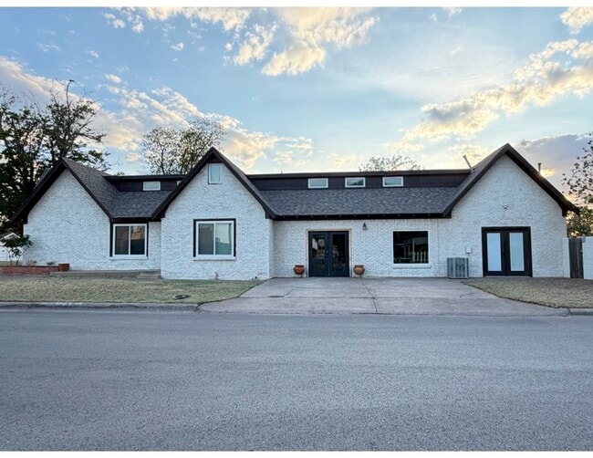 Building Photo - 1300 W Ohio Ave
