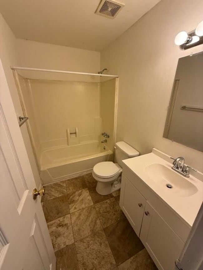 Building Photo - 1970 Lakeview Rd