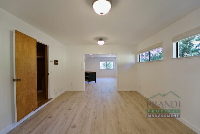 Building Photo - 137 Maestro Rd