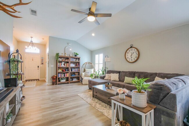 Building Photo - Well Maintained 4 Bedroom 2 Bath Home with...