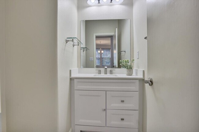 Building Photo - 683 Courtyards Loop