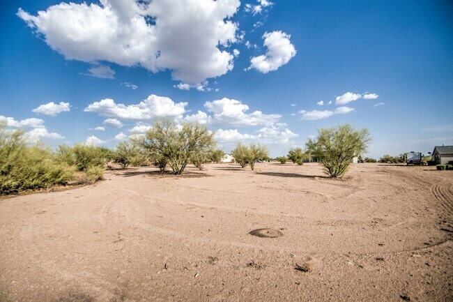 Building Photo - Large 1 + Acre Lot with 3 bedroom home in ...