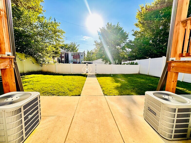 Building Photo - 3133 Lackland Ave