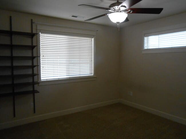 Building Photo - 1056 NE Parkview Ct