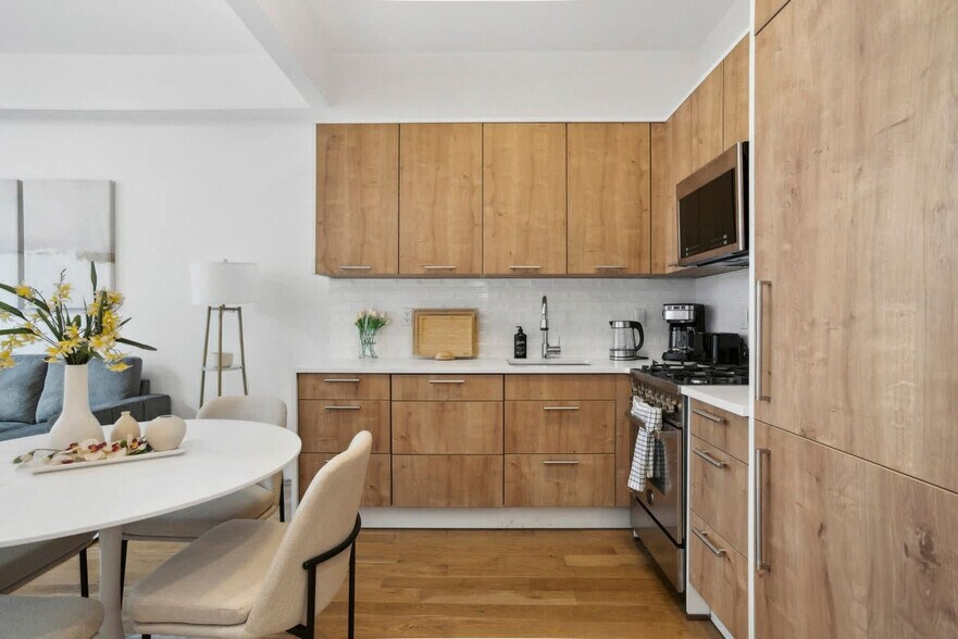 Building Photo - 517 W 45th St
