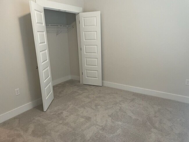 Building Photo - 4 Bedroom/2 Bathroom Minutes from Local Beach!