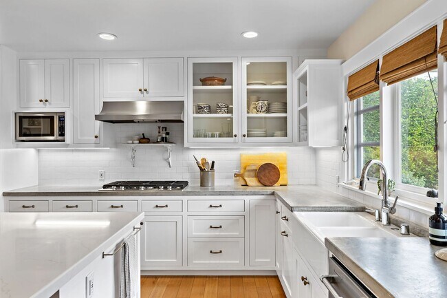 Building Photo - 806 S Ola Vista