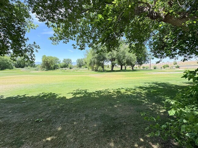 Building Photo - 2 Bedroom 2 Bath Condo in Salt Lake City!