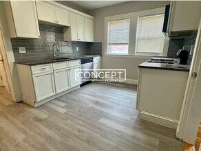 Building Photo - 28 School St