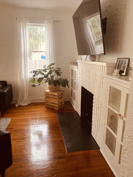 living room - 411 SW 19th St