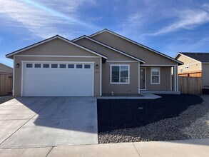 Building Photo - ~~Newer 3 BEDROOM Fernley Home~~