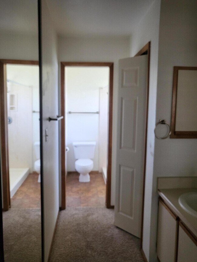 Building Photo - 831 Country Club Dr SE
