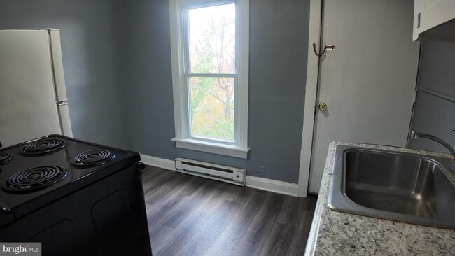 Building Photo - 228 N Locust St