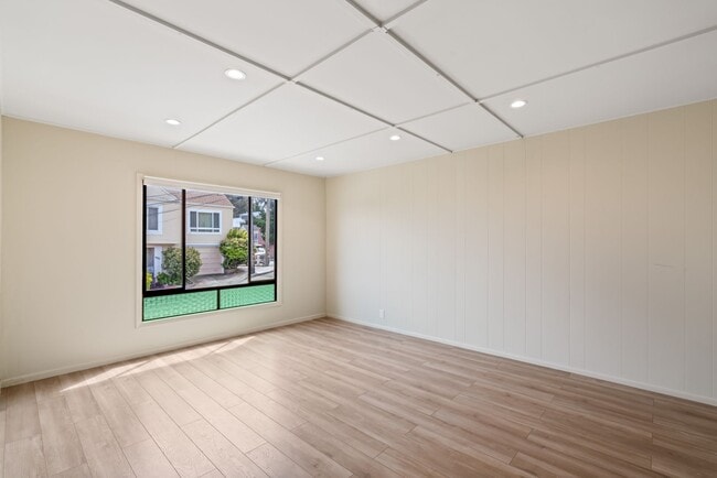 Building Photo - Cute, Comfortable and Convenient Apartment...