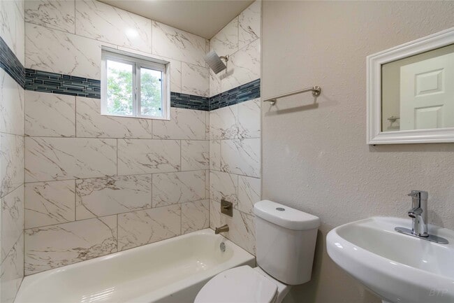 Building Photo - 8433 Lenore St