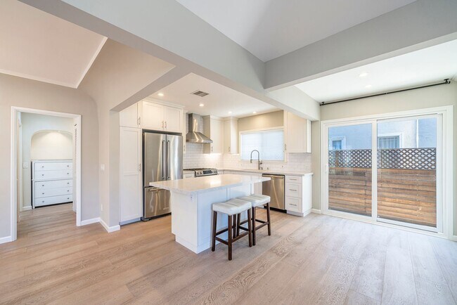 Building Photo - Warm & Inviting Venice Beach Rental Home!