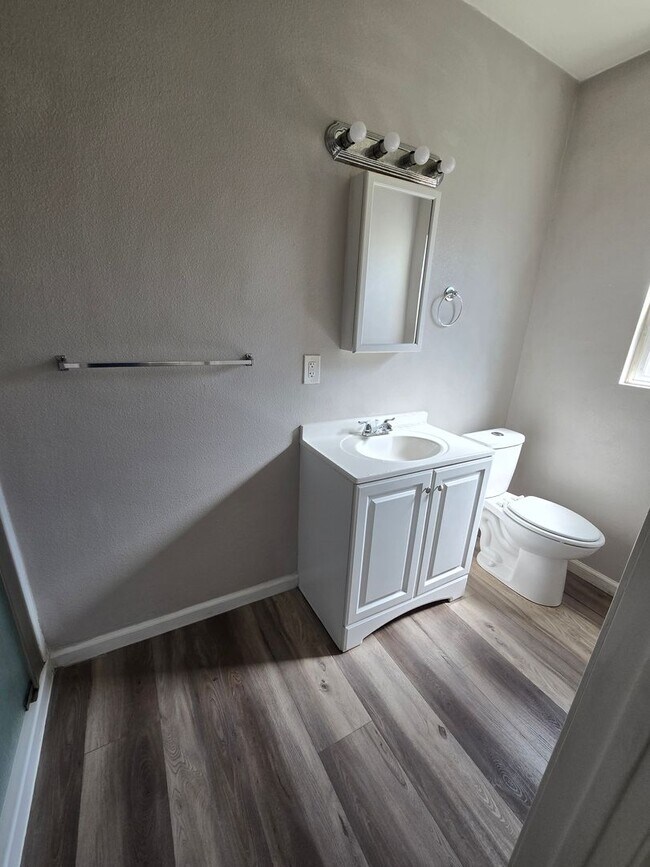 Building Photo - Studio Apartment Located in the Heart of D...