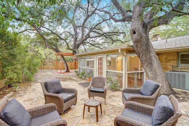 Building Photo - Welcome to this beautiful 3-bedroom, 2-bat...